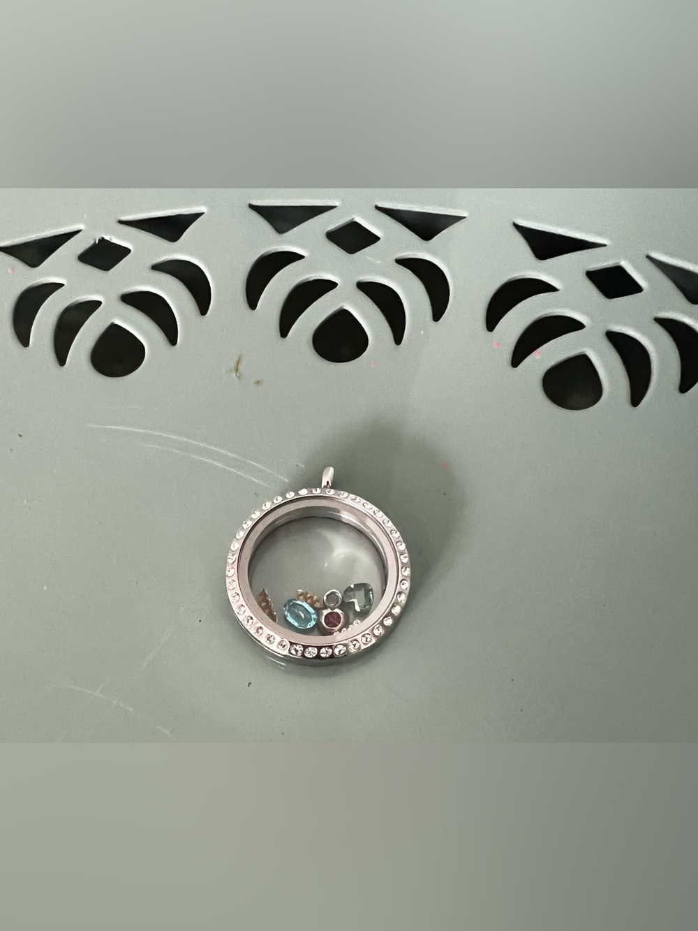 Origami Owl Locket Pendant With 6 Floating Charms